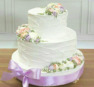 Торт в кремі з квітами